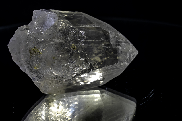 ヒマラヤ水晶　ラパ産水晶ポイント　ガネーシュヒマール シルキーレインボー水晶